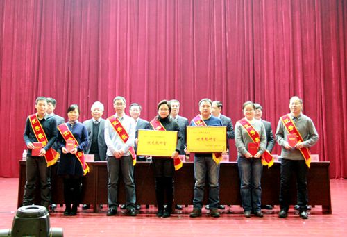 优秀教研室和优秀教师代表上台领奖
