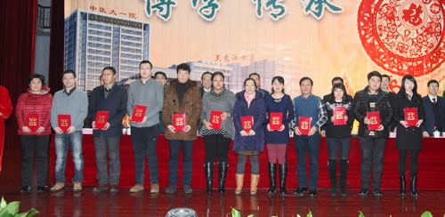 文明单位建设先进个人上台领奖