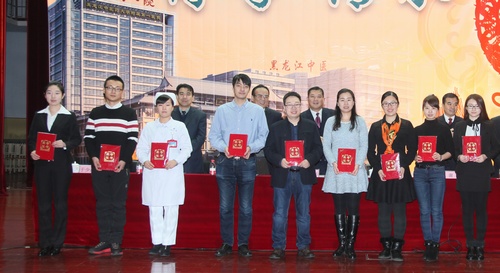 “爱医院、爱岗位、爱病人”主题演讲比赛获奖人员上台领奖