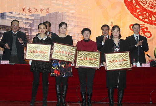 文明单位建设先进集体标兵代表上台领奖