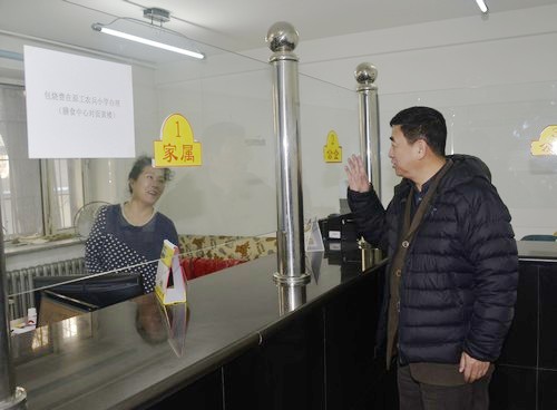 校党委副书记、校长孙忠人亲切慰问工作在一线的职工