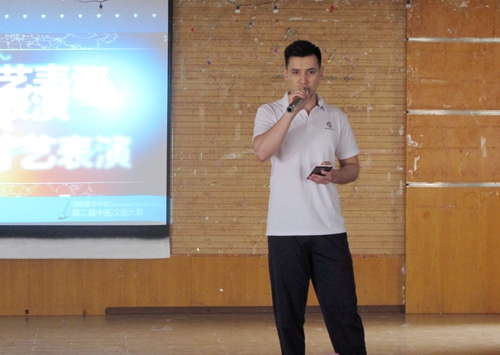 留学生同学们进行才艺表演