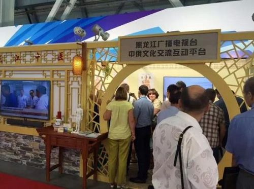 俄罗斯民众排起长队体验神奇的中医诊疗技术
