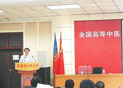 我校马克思主义学院院长周苏娅对参加教学设计演示环节的教师们的表现进行现场点评