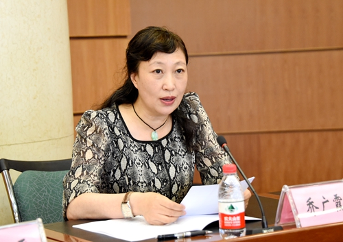 校党委常委、工会主席乔广霞宣读《黑龙江中医药大学社会科学界联合会组织细则(草案)》