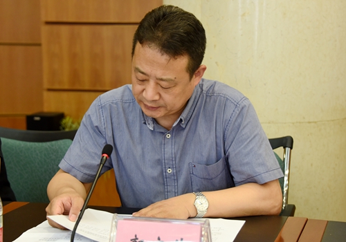 校党委常委、副校长郭宏伟宣读黑龙江中医药大学社科联第一届委员会委员候选人名单、组织机构成员候选人名单