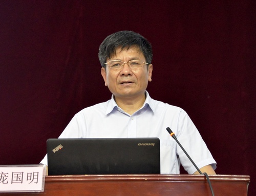 开封市中医院院长庞国明教授作题为《提高中药外治临床疗效的思路与方法》的学术报告
