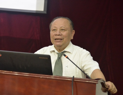 中华民族医药学会黎医药分会会长林天东教授作题为《海南黎医药传统特色疗法的现状及进展》的学术报告