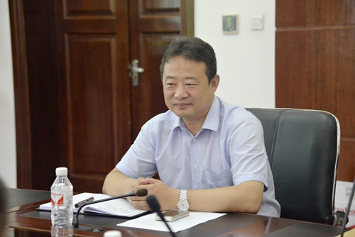副校长郭宏伟认真听取教师代表意见并与大家交流