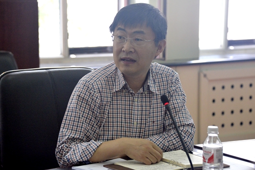 座谈会由学校教务处处长蒋希成主持