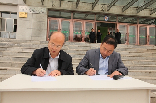 姜德友会长(左)与汤原县中医医院院长李伟签署合作协议