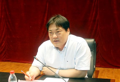 校党委常委、纪委书记尹占军宣读专项教育督查活动方案