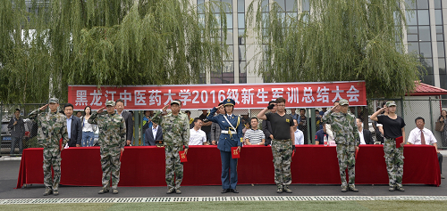 优秀训练标兵代表上台领奖