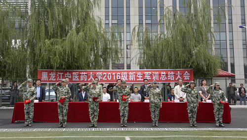 优秀训练方队代表上台领奖