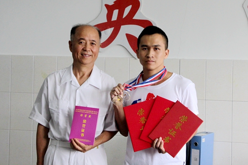 汪顺同学与指导教师刘明教授合影