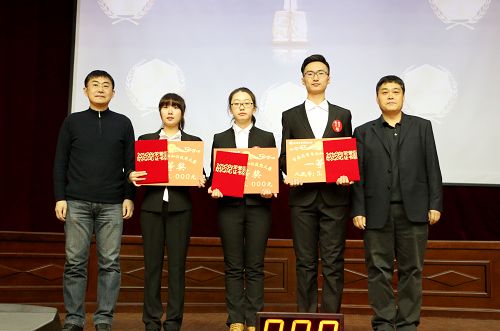 一等奖获奖同学上台领奖