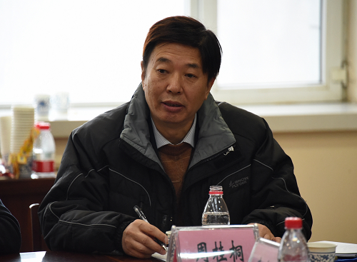 教育部高等学校中医学类专业教学指导委员会秘书长、天津中医药大学副校长周桂桐教授介绍项目中期研究总体情况