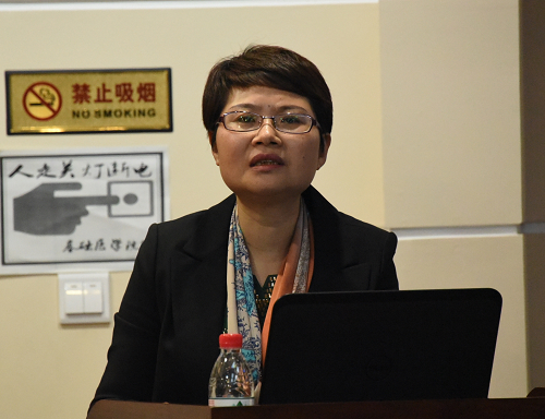 教育部高等学校中医学类专业教学指导委员会副秘书长、南京中医药大学文庠教授作“国际中医教育现况与需求研究,国内外中医药教育的异同研究”子课题中期汇报