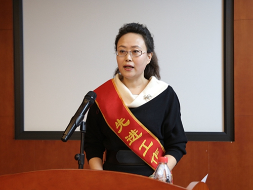 检验科主任王文杰作为先进集体、先进个人的代表发言