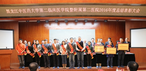 “优秀住培轮转科室、优秀住培培养科室和优秀住培教师”获奖代表上台领奖