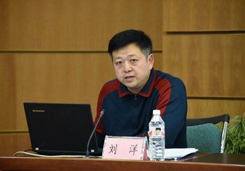 档案馆副馆长翟煜介绍档案管理工作情况