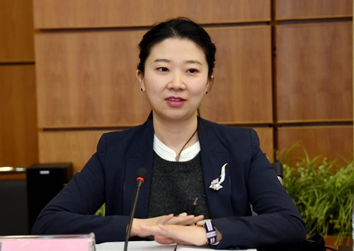 校工会常务副主席关雯主持讲座