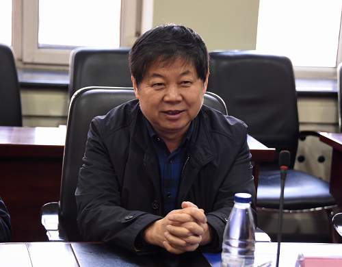 河南中医药大学党委副书记郭德欣在会上交流