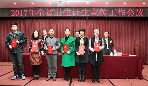 附属第一医院代表上台领取“医改在路上”征文活动二等奖