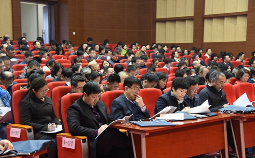 教职工代表们认真听取报告