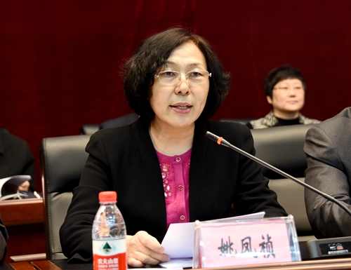 大会执行主席、校党委副书记姚凤祯主持会议