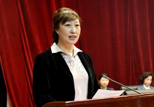 大会执行主席、校党委常委、工会主席乔广霞在大会闭幕式上宣读《关于<校长工作报告>的决议》