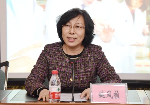 校党委副书记姚凤祯主持报告会