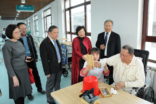 新加坡客人到我校附属第二医院参观
