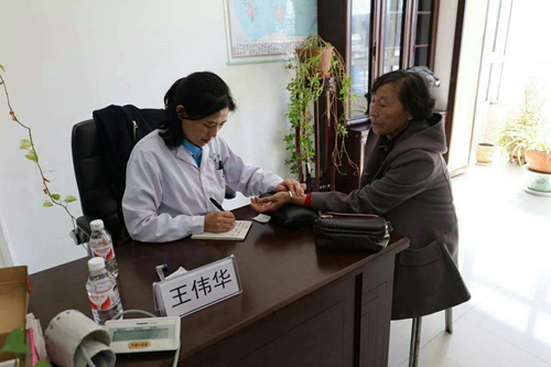 校民盟组织委员、附属第二医院老年VIP病房主任王伟华为居民义诊