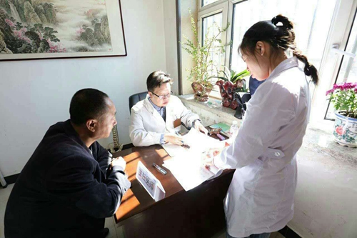 省政协委员、校民盟盟员、附属第一医院普外二科主任王宽宇为居民义诊