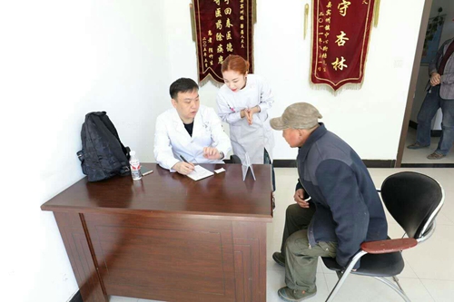 校民盟副主委、附属第二医院肝脾胃科副主任张禹为居民义诊