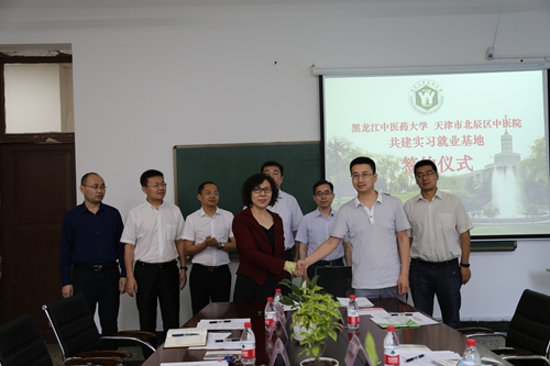 校党委副书记姚凤祯与北辰区中医院院长马国海签署合作协议