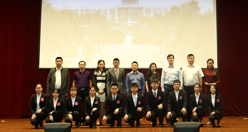 获奖同学与评委老师合影