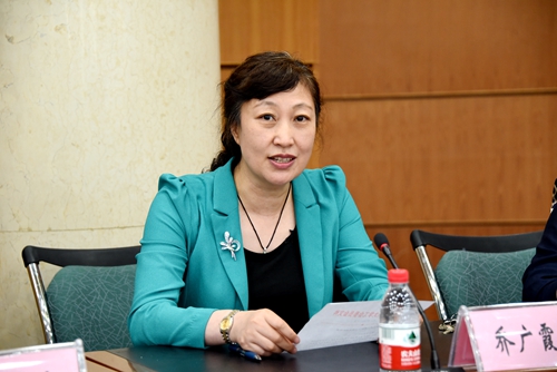 校党委常委、工会主席乔广霞宣读《关于成立教职工文体协会批复》