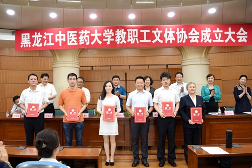 校领导班子成员为各文体协会会长颁发聘书