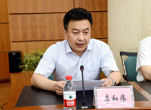 校党委常委、宣传统战部部长李和伟宣读《关于聘任王凤友等同志担任教职工文体协会会长的决定》