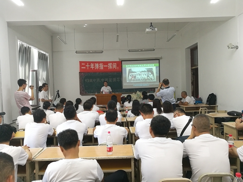 中药学二班团支书栾文迪代表同学发言