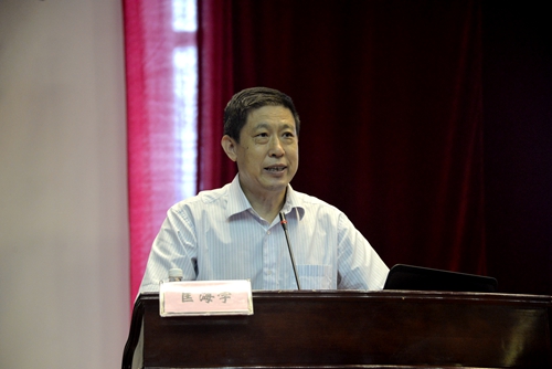 教育部高等学校中药学类专业教学指导委员会主任委员、我校匡海学教授作题为《基于专业人才培养目标的教学设计——以中药学专业为例》的讲座