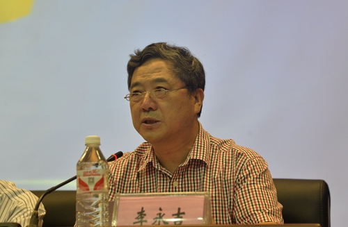 教育部高等学校中药学类专业教学指导委员会秘书长、我校李永吉教授主持会议开幕式