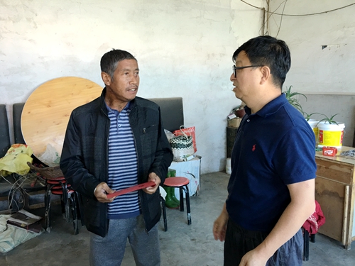 校党委副书记陈亚平走访慰问民主村特困村民,并送去慰问金,表达学校党委对村民们的问候