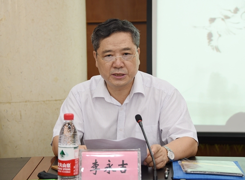教育部高等学校中药学类专业教学指导委员会秘书长、我校李永吉教授主持开班式