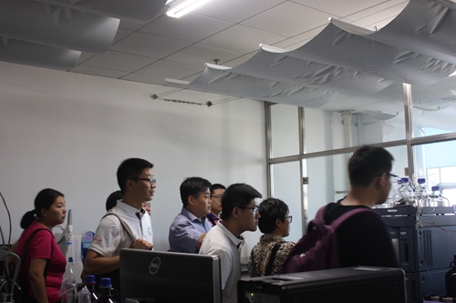 培训班学员参观我校实验室