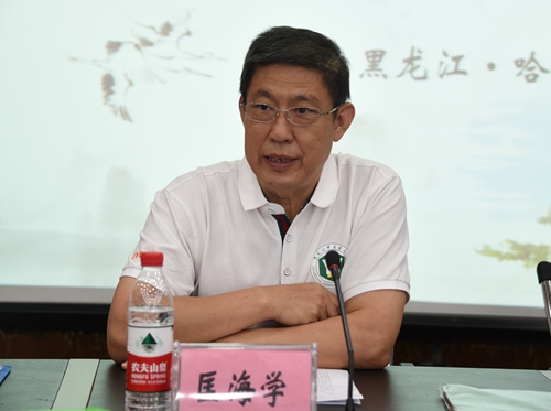教育部高等学校中药学类专业教学指导委员会主任委员、我校匡海学教授在开班式上讲话