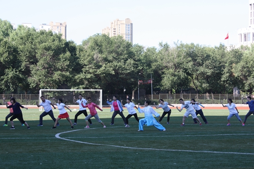 培训班学员学习易筋经
