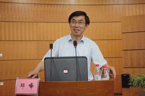 天津中医药大学中药学院执行院长邱峰教授作题为《中药化学课程理论教学方法的实践与思考》的讲座